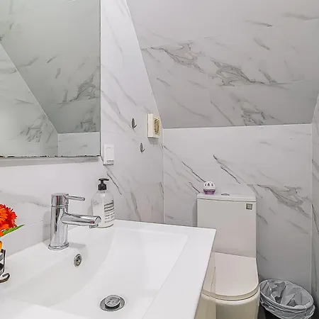 Sweet, Quiet In A Corner Apartment *