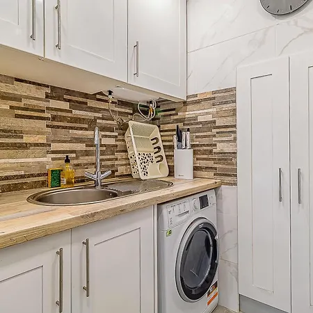 Sweet, Quiet In A Corner Apartment Setubal