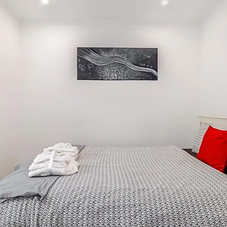 Apartment Sweet, Quiet In A Corner *